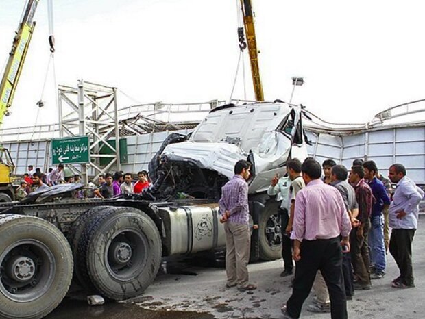 حادثه دلخراش برای تماشاگران تصادف در محور کرمانشاه- اسلام آباد/ ۲ کشته و ۹ زخمی