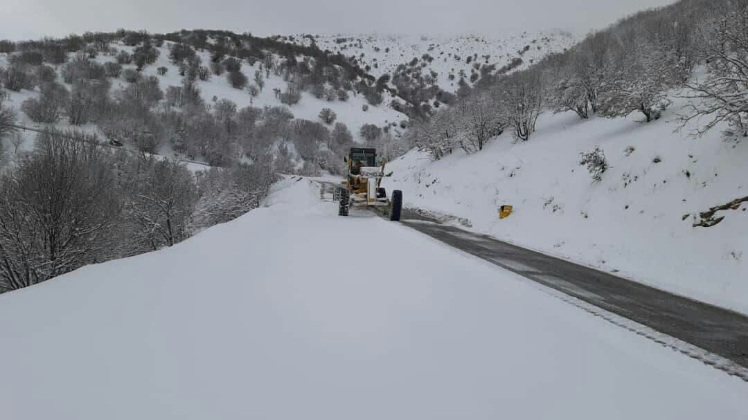بارش برف راه دسترسی ۲۵ روستای شهرستان جوانرود را مسدود کرد.