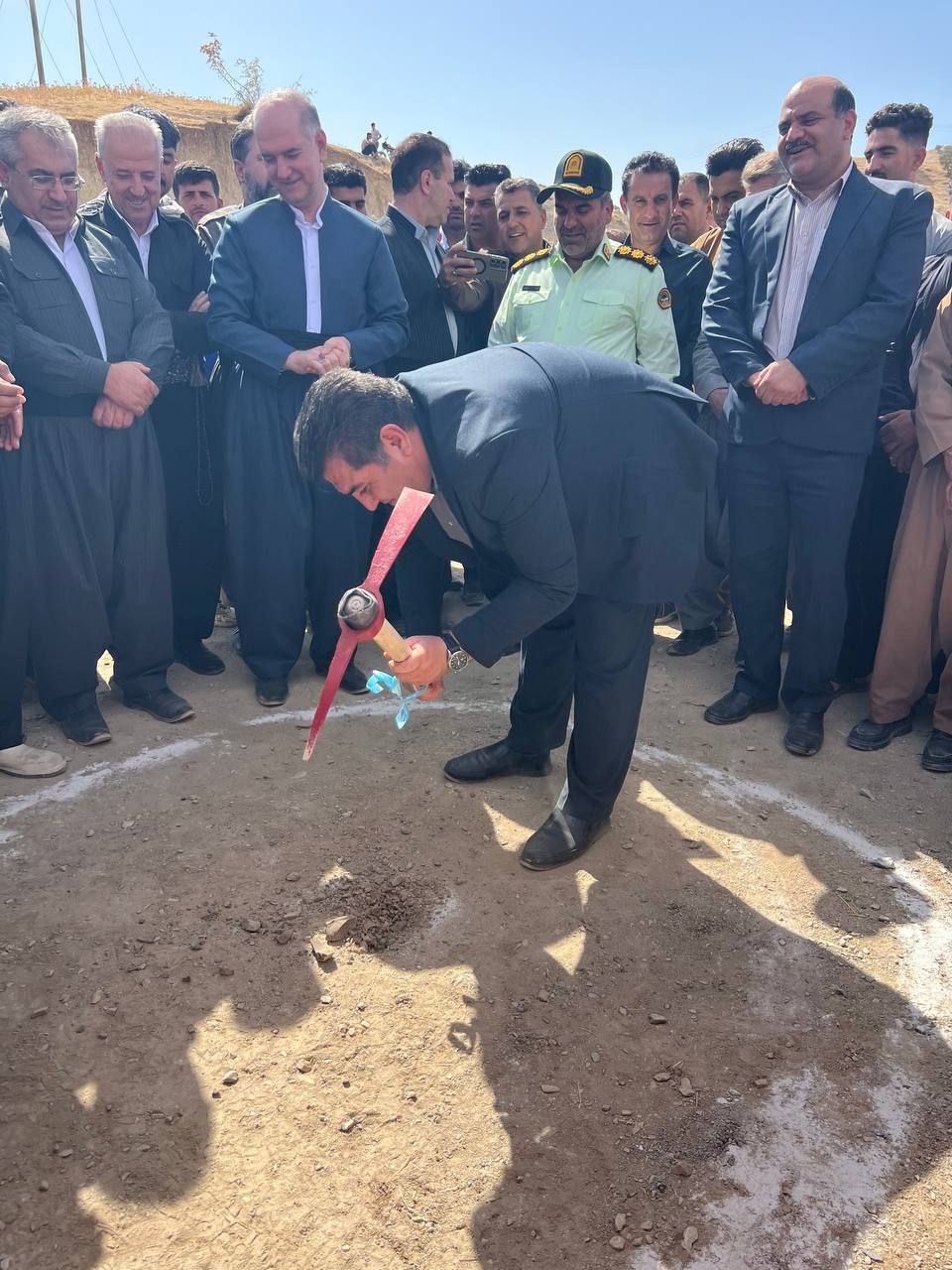 کلنگ‌زنی زمین چمن فوتبال روستای شیخ‌صله