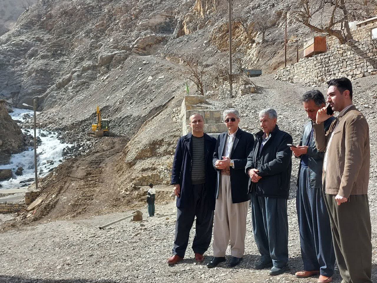 آغاز عملیات لایروبی و ساماندهی چشمه سفیدآب با پیگیری بخشدار باینگان